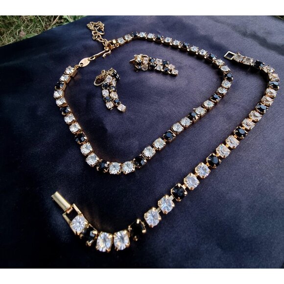Vintage TRIFARI Signed 1990s Rhinestone Black and Clear Gold Toned Prong Set Nec - Picture 2 of 9